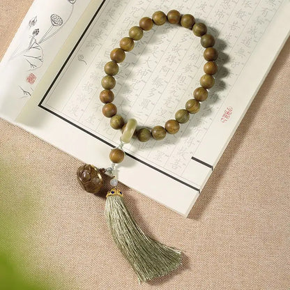 Green sandalwood bracelet with wooden beads and lotus pattern