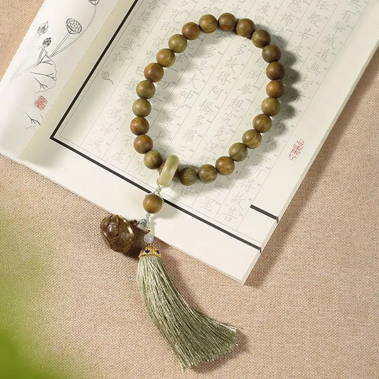 Green sandalwood bracelet with wooden beads and lotus pattern